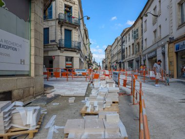 Fransa, 01 Ağustos 2024: Bariyerler ve inşaat malzemeleriyle birlikte sokak çalışması.