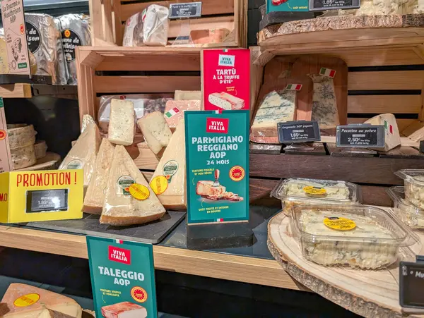 Fransa, 15 Eylül 2024: Pazar tanıtım bölümünde çeşitli İtalyan peynirleri sergilendi.