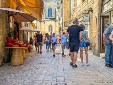 Fransa, 2 Temmuz 2024: Fransa 'nın dar tarihi caddelerinde yürüyen turistler