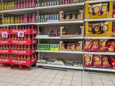 Fransa, 22 Mayıs 2024: Don Simon suyu ve Lay 'in patates cipslerinin sergilendiği süpermarket koridoru