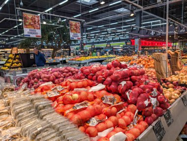 Fransa, 11 Eylül 2024: Kalabalık bir bakkal ortamında renkli üretim görüntüsü
