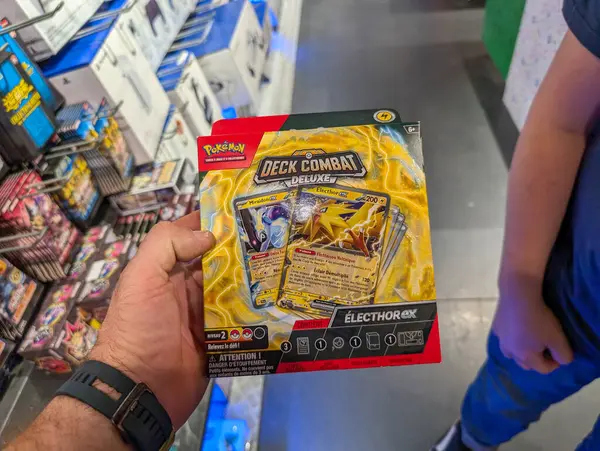Fransa, 19 Ağustos 2024: Pokemon kart ticareti depolarında lüks savaş paketi