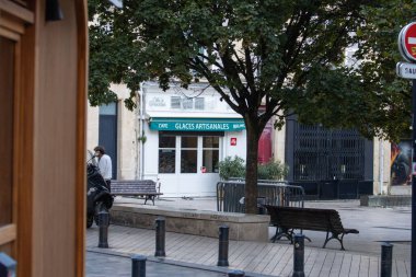 Fransa, Bordeaux, 05 Ekim 2024: Kafe ve dondurma dükkanının yer aldığı sokak manzarası.