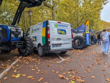 Fransa, 27 Eylül 2024: Traktör ve minibüs açık sonbahar lastik sergisinde.