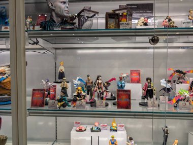 Fransa, 21 Eylül 2024: Çeşitli koleksiyonluk anime karakter figürlerinin sergilendiği cam vitrin