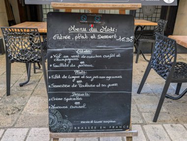 Fransa, 04 Ekim 2024: Açık kafe menü panosunda Fransız öğle yemeği spesiyalleri gösteriliyor
