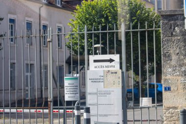 Fransa, 16 Ağustos 2024: Perigueux Personel Engellileri için Maison Ayrılış İşareti