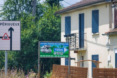 Fransa, 01 Temmuz 2024: Perigueux, Kamp Arabası, 100 metre, Fransa Kırsal Bölgesi