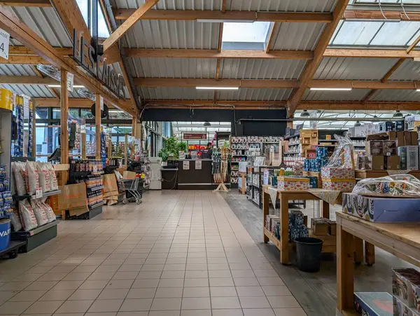 Fransa, 28 Ekim 2024: Çeşitli ürünlerle dolu kalabalık bir pazar manzarası.