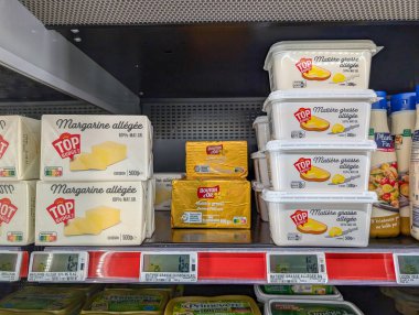 Fransa, 19 Ekim 2024: Süpermarket süt ürünleri bölümünde çeşitli margarin markaları sergilendi