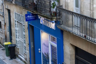 Fransa, Bordeaux, 05 Ekim 2024: Blue Facade ile Fitness Studio L 'Atrium Street View