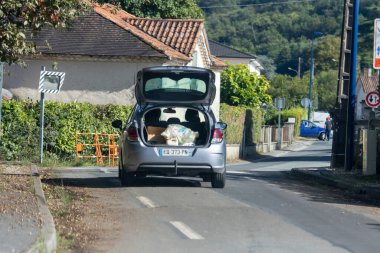 Fransa, 08 Eylül 2024: Sakin bir banliyö mahallesinde açık bir araba bagajı