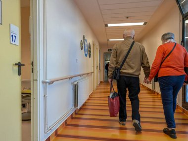 Fransa, 21 Ekim 2024: Hastane koridorlarında el ele yürüyen yaşlı çift