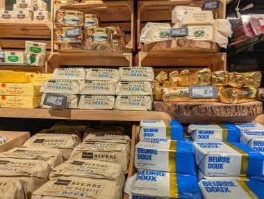 Fransa, 20 Ekim 2024: Çeşitli Fransız tereyağı seçimleri düzgünce raflarda sergilendi