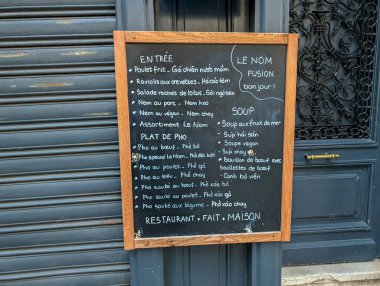 Fransa, Bordeaux, 05 Ekim 2024: Füzyon mutfağı ve pho spesiyallerinin yer aldığı restoran karatahta menüsü.
