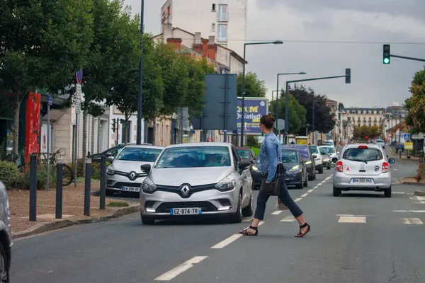 Fransa, 8 Eylül 2024: Şehir trafiğinde yaya geçidi otomobilin önünde