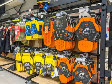 Fransa, 18 Mayıs 2024: Perakende mağazasında sergilenen motosikletliler için koruyucu zırh