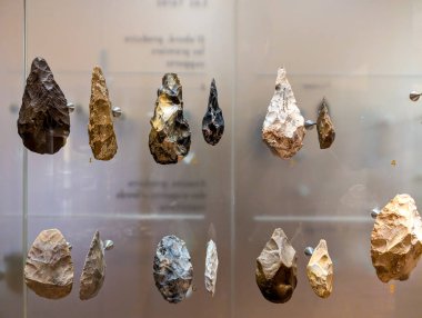 Fransa, 07 Temmuz 2024: Bir arkeoloji müzesinde sergilenen antik taş aletler