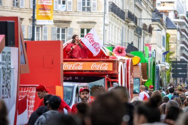 Fransa, 22 Mayıs 2024: 2024 Olimpiyat Oyunlarını tanıtan Coca-Cola kamyonu Perigueux 'da
