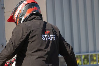 Fransa, 16 Ağustos 2024: KFC personel üyesi motosiklet kaskı ve siyah ceket giyiyor