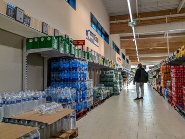 Fransa, Bordeaux, 06 Ekim 2024: Mağazada şişe dolu insan alışveriş koridoru.