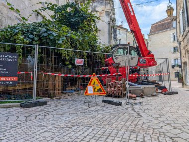Fransa, 02 Ekim 2024: Sıcak kentsel geçitte kırmızı vinçli inşaat sahası.