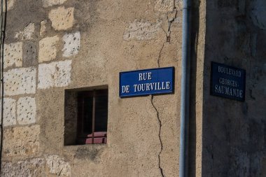 Fransa, 16 Ağustos 2024: Rue de Tourville ve Boulevard Georges-Saumande İşaretleri kavşağı