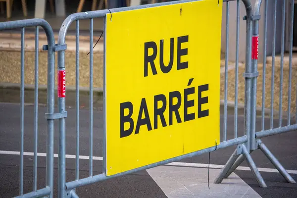 Fransa, 28 Eylül 2024: Açık sarı sokak kapama tabelası