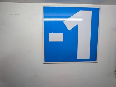 Dordogne 'da bodrum katında mavi işaret.