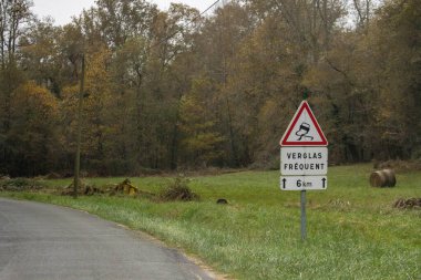 Kaygan hava koşullarıyla dolu orman yolu uyarı işareti Dordogne Fransa Sonbaharı