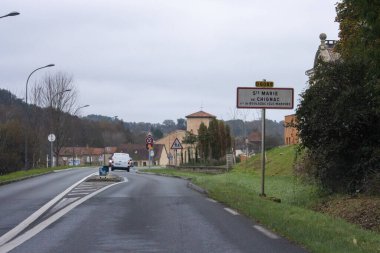 Fransa, 17 Kasım 2024: Sainte Marie de Chignac 'a giriş yolu hız levhalarıyla görülüyor.