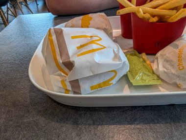 Fransa, 28 Ağustos 2024: McDonald 's Restoranı' ndan Fast Food Fries and Burgers tepsisi