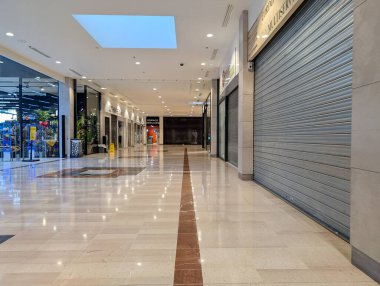 Fransa, 10 Ağustos 2024: Kapatılan dükkanlar ve alışveriş merkezindeki boş koridor