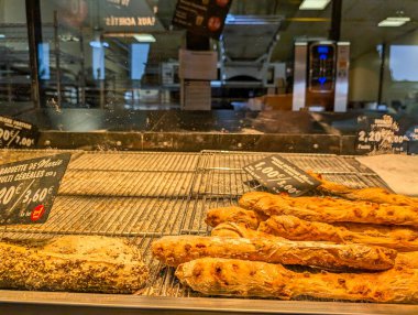 Fransa, 3 Eylül 2024: Fiyat etiketli fırında taze ekmek ve ekmek sergileniyor