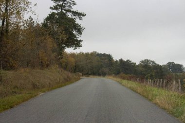 Sonbahar kırsalında sakin bir köy yolu Dordogne Fransa manzaralı