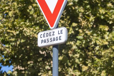 Dordogne Fransa 'da Ağaçlar Arasında Verim İşareti Güneşli Gün