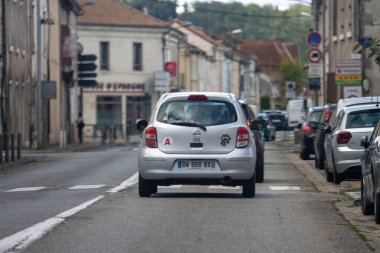 Fransa, 08 Eylül 2024: Dar bir Avrupa şehir sokağından geçen bir araba