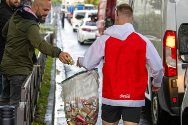 Fransa, 22 Mayıs 2024: Sokak Trafiği Yakınındaki Konserve Toplama ve Geri Dönüşüm Kutuları