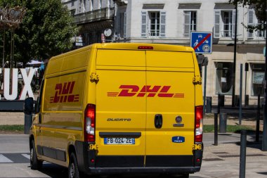 Fransa, 05 Ağustos 2024: Sarı DHL dağıtım minibüsü hız levhasının yanındaki kentsel caddede