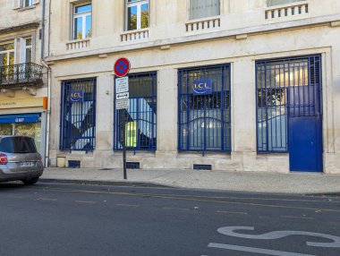 Fransa, 16 Ağustos 2024: Park halindeki arabaların ve tabelaların olduğu sokak manzarası