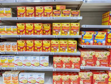 Fransa, 21 Ekim 2024: Fransız süpermarketinde Anlık Patates Ürünleri Sergilenen Raflar