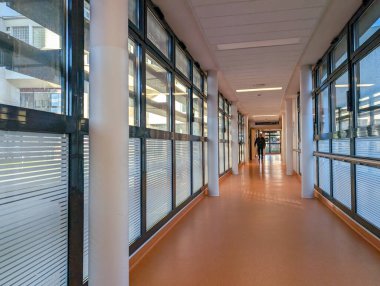 Fransa, 21 Ekim 2024: Pencereli ve mesafeli uzun koridor