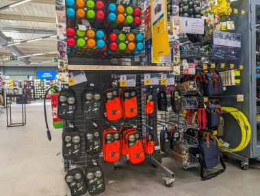 Fransa, 9 Mayıs 2024: Bir hırdavatçıda koruyucu miğfer ve güvenlik teçhizatı gösterimi