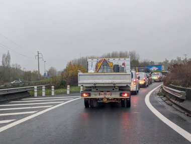 Dordogne 'da yağmurlu bir günde trafik sıkışık.
