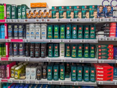 Fransa, 28 Ekim 2024: Raflarda Erkekler Saç Bakım Ürünlerinin Çeşitliliği