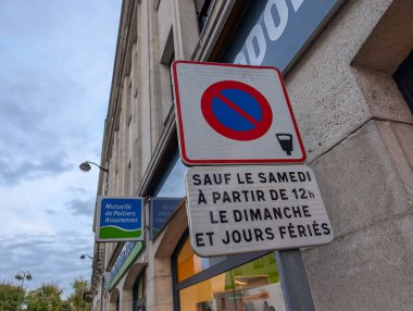Fransa, 08 Kasım 2024: Cumartesiler ve halka açık tatil tabelası dışında park yasağı