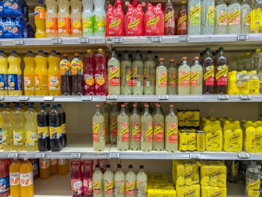 Fransa, 12 Ağustos 2024: Market raflarında soda ve içecekler sergileniyor