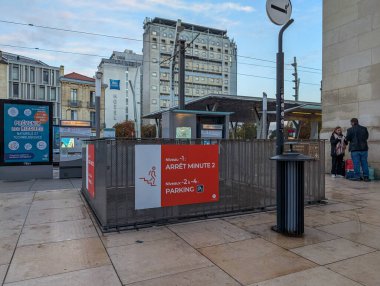 Fransa, Bordeaux, 06 Ekim 2024: Park ve sigara içme alanlarıyla ilgili talimatların yer aldığı şehir sahnesi.