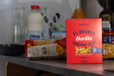 Fransa, 12 Ağustos 2024: Kırmızı Barilla Fusilli Kutusu Çeşitli Mutfak Ögelerinin Ortasında Belirgin Duruyor