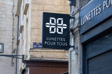 Fransa, Bordeaux, 05 Ekim 2024: Rue des Ayres 'teki gözlük dükkanı için mağaza önü tabelası